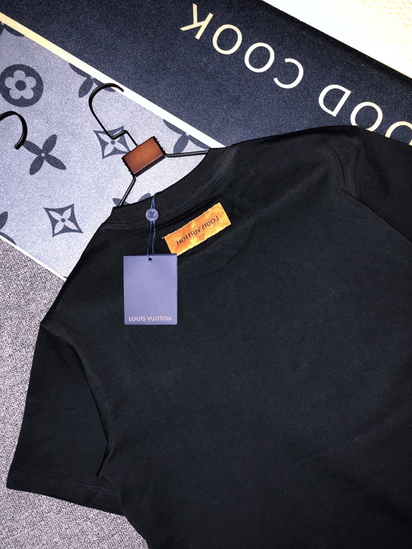 ブランドTシャツ着用イメージ